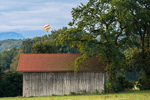 balon, munţi, cer, nori, alpin, balon cu aer cald, a zbura, sporturi aeriene, conduce, calatorie cu balonul cu aer cald, du-te balon, colibă, scară, pădure, luncă, păşune, pluti, modernizare, colorat, decolare, vânt, avioane, bavaria, Germania, plantă, copac, arhitectură, construită, exteriorul clădirii, natură, acoperiş, zi, creştere, clădire, casă, nici o persoana, în aer liber, Culoarea verde, lumina soarelui, teren, nor - cer, iarbă, 4K, CC0, domeniu public, fără drepturi de autor