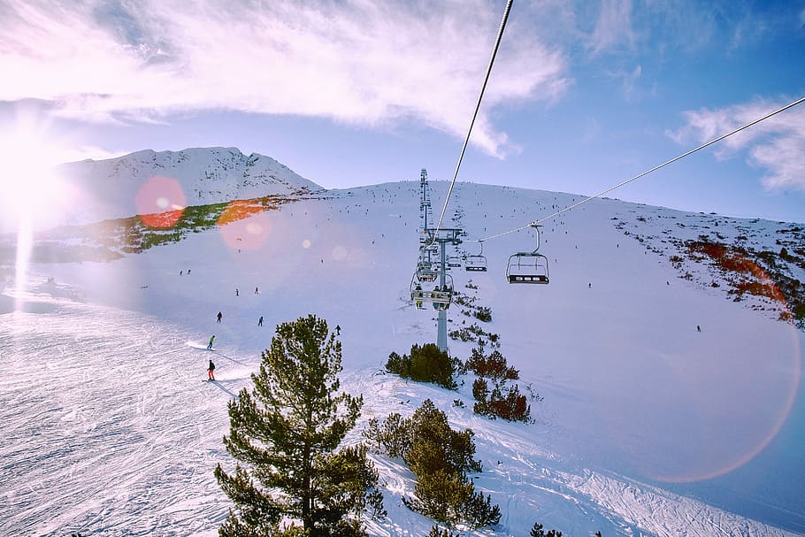 ri over, antenne, fotografering, ski, løfte, mennesker, dagtid, tre, snø, fjell, taubane, stolheis, vinter, kaldtemperatur, anlegg, Vintersport, skjønnhet i naturen, natur, fjellkjede, naturskjønnhet - natur, sport, stå på ski, landskap, himmel, ferie, ferier, land, snødekte fjell, skianlegg, skiferie, nåletre, utendørs, furutre, 5K