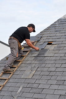 homme sur le toit, couvreur, couverture, artisan, ardoise, toit, toiture, travail manuel, affaires, Vrais gens, une personne, Hommes, architecture, journée, mi adulte, Vêtements décontractés, structure construite, hommes d'âge moyen, ciel, Occupation, modes de vie, les jeunes hommes, en plein air, mâles, Activité de loisir, la nature, toute la longueur, 4K, CC0, domaine public, libre de droits