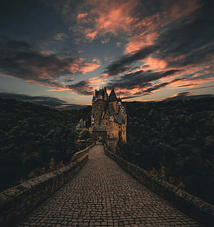 màgic, burg eltz castle, castell., gris, concret, pont, castell, alt, arbres, Camí, cel, núvols, edifici, arquitectura, estructura construïda, posta de sol, exterior de l'edifici, núvol - cel, el camí a seguir, direcció, història, sendera, el passat, naturalesa, lloc de culte, llambordes, cap gent, religió, destinacions de viatge, a l'aire lliure, 5K, CC0, domini públic, lliure de regalies