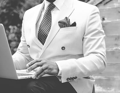 foto em tons de cinza, homem, vestindo, branco, terno, computador portátil, colo, grayscale, foto, o negócio, homem de negocios, homens, computador, pessoas, trabalhando, ao ar livre, tecnologia, uma pessoa, pessoa de negócios, machos, Internet, ocupação, Preto e branco, tecnologia sem fio, roupa formal, adulto, apenas adultos, pessoas reais, meio, comunicação, usando laptop, roupas, focar em primeiro plano, vista frontal, conexão, mulheres, dia, segurando, estilos de vida, mão, uniforme, surfando na internet, 4K, CC0, domínio público, royalty free
