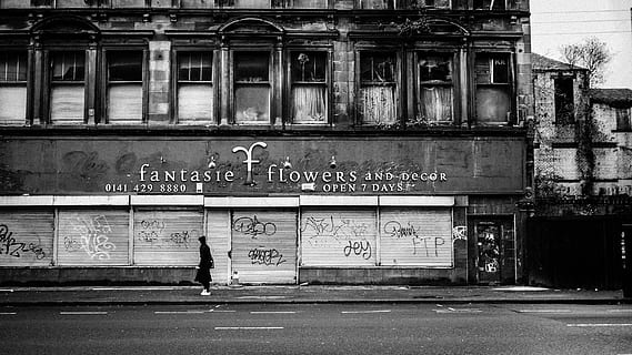gråtonebilde, fantast blomster bygning, bygning, lukker, vindu, falleferdige, fortau, graffiti, vei, gate, Urban, by, Brann, monokrom, bak og hvit, gammel, forlatt, bygge eksteriør, arkitektur, tekst, bygget struktur, vestlig skript, kommunikasjon, dag, transport, skilt, ekte folk, utendørs, én person, full lengde, fasade, 4K, CC0, offentlig domene, opphavsrett gratis