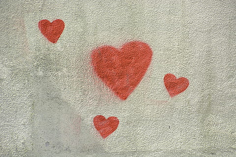 rote Herzillustration, Herzen, Wand, Fassade, rot, Haus, Farben, Malerei, künstlerisch, Graffiti, Straßenkunst, Liebe, Fresko, Stadt, städtisch, Herzform, positive Emotionen, Emotion, Kunst und Handwerk, keine Leute, Wandbau - Funktion, Nahansicht, texturiert, Kreativität, gemalt, Hintergründe, Valentinstag - Urlaub, weiße Farbe, Design, Textil-, Beton, 5K, CC0, gemeinfrei, lizenzfrei