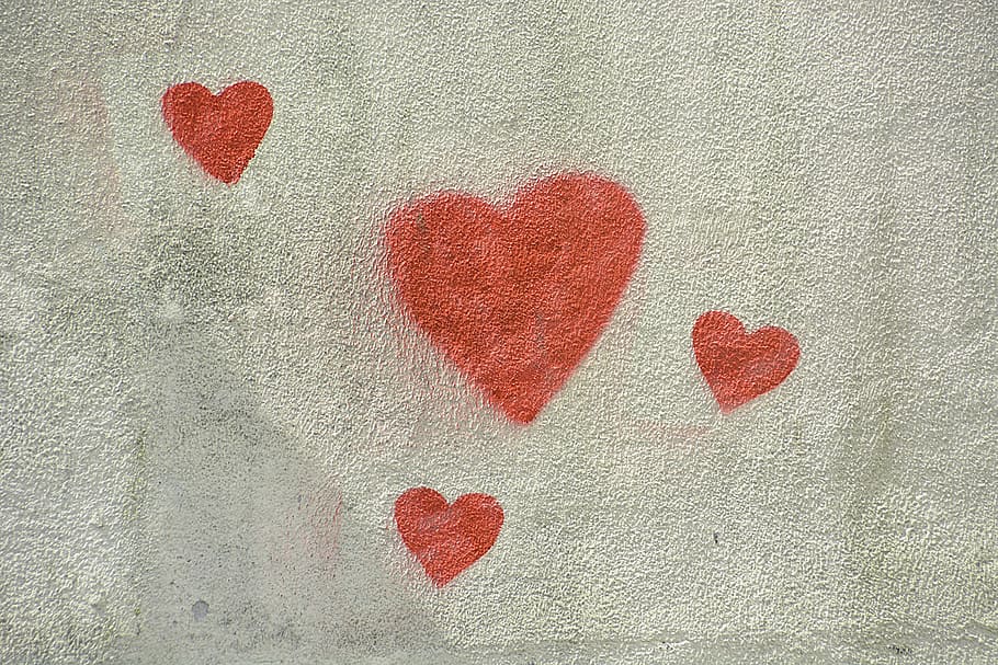 il lustració del cor vermell, cors, paret, façana, vermell, casa, colors, pintura, artístic, graffiti, art de carrer, amor, fresc, ciutat, urbà, forma del cor, emoció positiva, emoció, art i artesania, cap gent, funció de construcció de parets, primer pla, textura, creativitat, pintat, fons, dia de Sant Valentí: vacances, Color blanc, disseny, tèxtil, concret, 5K