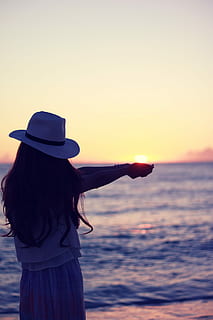 donna, indossare, bianca, cappello fedora, in piedi, riva del mare, tramonto, donne, mare, estate, spiaggia, vacanze, all'aperto, natura, femmine, stili di vita, rilassamento, una persona, persone, cappello, giovane adulto, adulto, bellissimo, bellezza, luce del sole, etnia caucasica, acqua, cielo, bellezza nella natura, retrovisore, godimento, la libertà, solo una donna, persone reali, attività di svago, capi di abbigliamento, abbigliamento casual, acconciatura, scenics - natura, concentrarsi sulle conoscenze acquisite, braccio umano, 1080P, CC0, dominio pubblico, privo di copyright