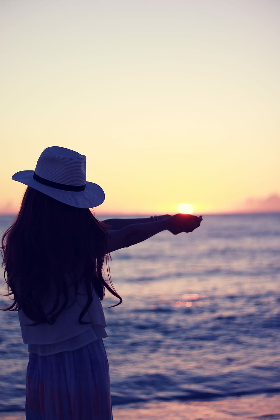 donna, indossare, bianca, cappello fedora, in piedi, riva del mare, tramonto, donne, mare, estate, spiaggia, vacanze, all'aperto, natura, femmine, stili di vita, rilassamento, una persona, persone, cappello, giovane adulto, adulto, bellissimo, bellezza, luce del sole, etnia caucasica, acqua, cielo, bellezza nella natura, retrovisore, godimento, la libertà, solo una donna, persone reali, attività di svago, capi di abbigliamento, abbigliamento casual, acconciatura, scenics - natura, concentrarsi sulle conoscenze acquisite, braccio umano, 1080P