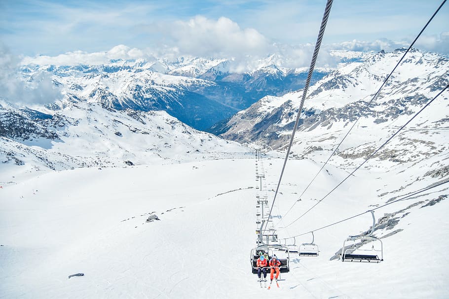 dos, persona, muntar a cavall, tramvia per cable, neu, hivern, blanc, fred, temps, gel, cable, aventura, passejades, a l'aire lliure, viatjar, gent, muntanya, temperatura de fred, escenics - natura, Serra, telefèric, bellesa a la natura, muntanya nevada, transport, manera de transport, medi ambient, naturalesa, telecadira, Color blanc, dia, paisatge, telefèric aeri, electricitat, cap gent, estació d'esquí, 5K