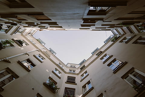 blanc, concret, edifici, baix, fotografia d'angle, edifici highrise, núvol, cel, vidre, llum, arquitectura, finestra, estructura construïda, exterior de l'edifici, vista d’angle baix, ciutat, barri residencial, dia, apartament, directament a sota, cap gent, naturalesa, a l'aire lliure, balcó, casa, llum solar, cel clar, Color blanc, pati, desenvolupament d’habitatges, ornamentat, 5K, CC0, domini públic, lliure de regalies