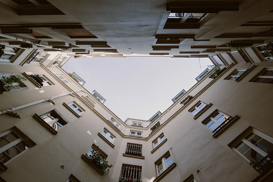blanc, concret, edifici, baix, fotografia d'angle, edifici highrise, núvol, cel, vidre, llum, arquitectura, finestra, estructura construïda, exterior de l'edifici, vista d’angle baix, ciutat, barri residencial, dia, apartament, directament a sota, cap gent, naturalesa, a l'aire lliure, balcó, casa, llum solar, cel clar, Color blanc, pati, desenvolupament d’habitatges, ornamentat, 5K