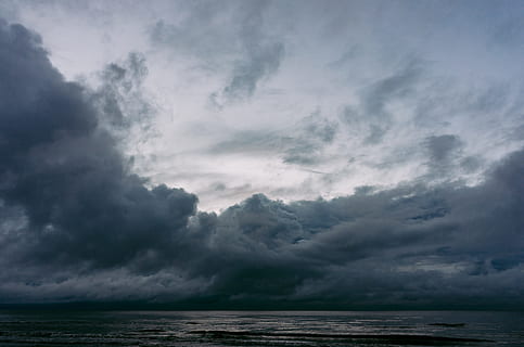 tempesta, mar, paisatge, naturalesa, núvol - cel, cloudscape, temps, cel, núvol, cel dramàtic, cel malhumorat, fosc, escenics, blau, aigua, cap gent, núvol de tempesta, a l'aire lliure, onada, ominós, bellesa a la natura, horitzó sobre l’aigua, horitzó, pluja, medi ambient, escenics - natura, poder a la natura, pluja torrencial, 2K, CC0, domini públic, lliure de regalies