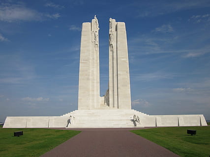 Vimy Denkmal, Vimy Ridge, Normandie, arras, kanadisch, Frankreich, zuerst, Krieg, Denkmal, vimy, Veteranen, Himmel, die Architektur, die Vergangenheit, Monument, Geschichte, Reiseziele, Tag, Natur, Tourismus, Reise, gebaute Struktur, wolke - himmel, Stadt, Kriegsdenkmal, architektonische Säule, keine Leute, Flachwinkelansicht, Gras, draußen, alte Zivilisation, 2K, CC0, gemeinfrei, lizenzfrei