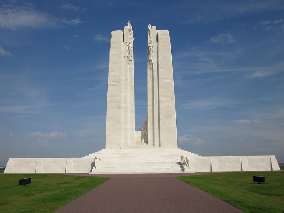 monument vimy, cresta vimy, normandía, arras, canadenc, França, primer, guerra, memorial, vimy, veterans, cel, arquitectura, el passat, monument, història, destinacions de viatge, dia, naturalesa, turisme, viatjar, estructura construïda, núvol - cel, ciutat, memorial de guerra, columna arquitectònica, cap gent, vista d’angle baix, herba, a l'aire lliure, civilització antiga, 2K