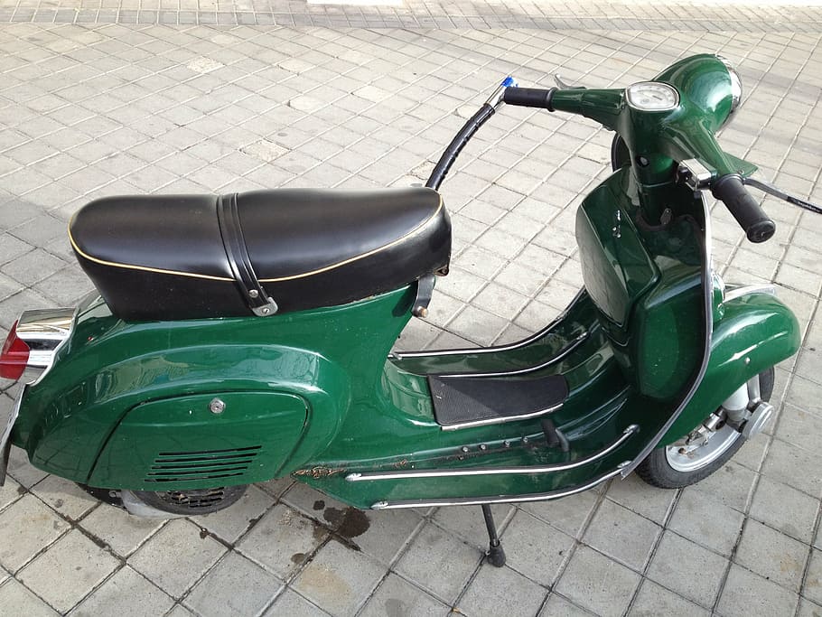 scooter, moto, motoneta, ciclomotor, transport, vespa, carrer, manera de transport, estacionari, cap gent, vehicle terrestre, vista d’angle alt, sendera, dia, color verd, llambordes, a l'aire lliure, vorera, ciutat, metall, absència, pedra, viatjar, 2K