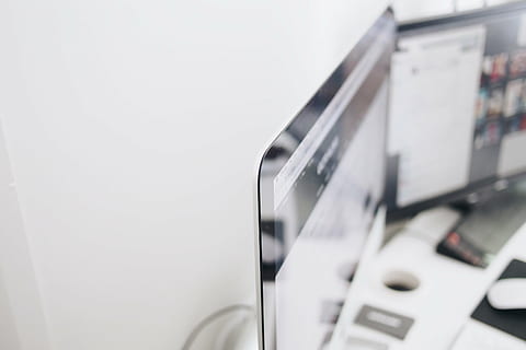 rozmazat, detail, počítač, moderní, lavice, soustředit se, nábytek, sklenka, uvnitř, Internet, laptop, monitor, myš, kancelář, odraz, obrazovka, stálý život, stůl, technologie, práce, kopie prostor, podnikání, nikdo, sdělení, papír, studio shot, noviny, média, selektivní zaměření, zaměřit se na popředí, bílá barva, čas, dokument, stroje, stříbrné barvy, malá skupina objektů, 2K, CC0, veřejná doména, bez autorských práv