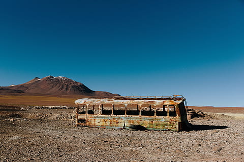 verlassen, alt, Rost, Berge, Bus, Wüste, Sand, Felsen, Blau, Himmel, beschädigt, Natur, Szenen - Natur, Landschaft, Land, Umgebung, Berg, klarer Himmel, keine Leute, Nicht-städtische Szene, Tag, kopieren sie platz, Reiseziele, Schönheit in der Natur, Transport, ruhige Szene, draußen, Fernbedienung, trockenes Klima, Klima, 5K, CC0, gemeinfrei, lizenzfrei