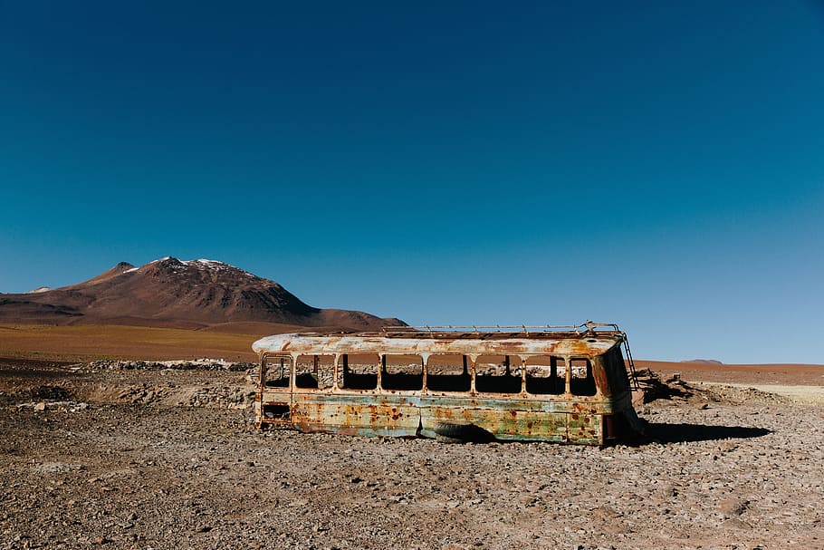 verlassen, alt, Rost, Berge, Bus, Wüste, Sand, Felsen, Blau, Himmel, beschädigt, Natur, Szenen - Natur, Landschaft, Land, Umgebung, Berg, klarer Himmel, keine Leute, Nicht-städtische Szene, Tag, kopieren sie platz, Reiseziele, Schönheit in der Natur, Transport, ruhige Szene, draußen, Fernbedienung, trockenes Klima, Klima, 5K