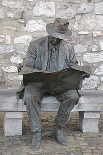 Læs, læsning, statue, tidsskrift, kun en mand, kun mænd, en person, voksen, kun voksne, sidder, fuld længde, herrer, arkitektur, rigtige mennesker, murbygningsfunktion, dag, afslappet tøj, bygget struktur, hanner, livsstil, hat, forfra, udendørs, tøj, væg, sociale problemer, Stenmur, 2K, CC0, offentligt domæne, royaltyfrie
