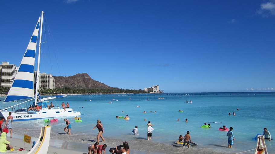 Menschen am Strand, Hawaii, Strand, Sonne, Meer, Wasser, Land, Gruppe von Leuten, Himmel, große gruppe von menschen, Menge, Urlaub, Ausflug, Urlaube, Natur, Reise, klarer Himmel, Reiseziele, Tag, Transport, Blau, Wasserfahrzeug, draußen, Segelboot, 4K