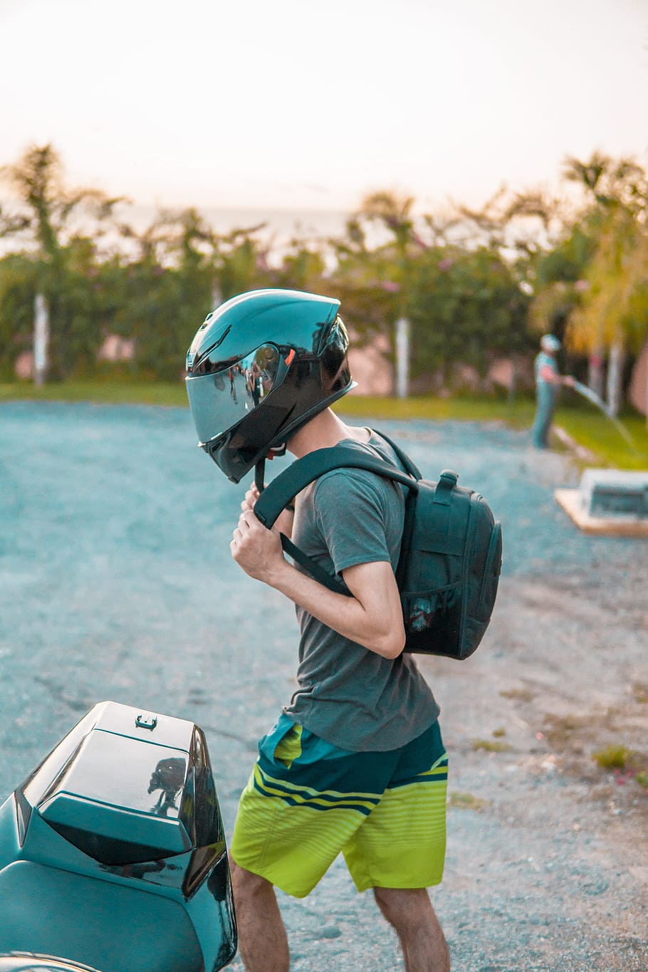 Mann, tragen, schwarz, Helm, Rucksack, Biker, verwischen, Tageslicht, Motorrad, draußen, Pflaster, Reise, Bäume, Wasser, jung, eine Person, echte Menschen, Tag, Legere Kleidung, Freizeitbeschäftigung, Fokus auf den Vordergrund, Transport, Sport, Lebensstile, Dreiviertel Länge, Männer, Kopfbedeckungen, Natur, Sporthelm, Sportausrüstung, 2K