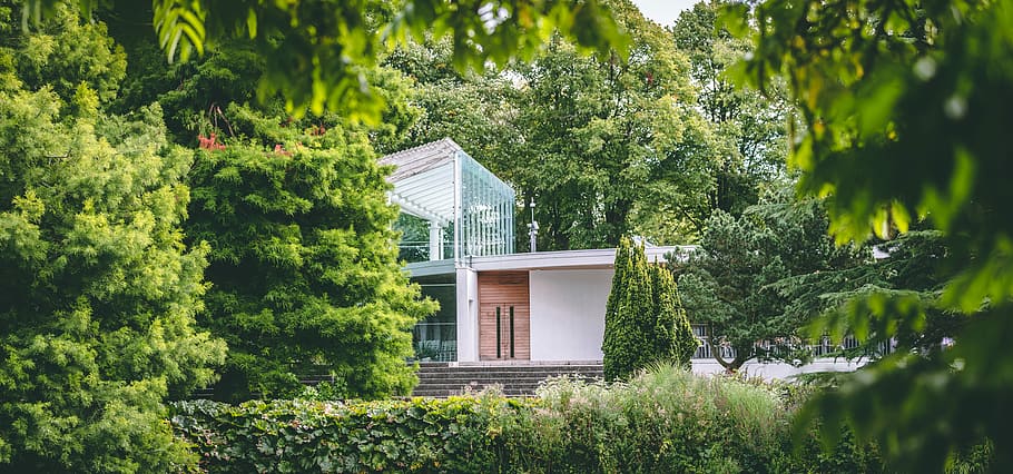 aèria, fotografia, casa, envoltat, arbres, durant el dia, blanc, concret, verd, edifici, jardí, arquitectura, arbre, arbust, cobertura, modern, estructura, porta, passos, fusta, vidre, bosc, planta, estructura construïda, color verd, exterior de l'edifici, creixement, naturalesa, dia, barri residencial, cap gent, llum solar, a l'aire lliure, bellesa a la natura, davant o pati del darrere, terra, finestra, tranquil·litat, 5K