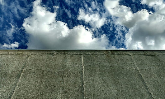 nubes blancas, pared, nubes, construcción, cielo, arquitectura, cemento, perspectiva, estructura, azul, nube - cielo, paisaje de nubes, naturaleza, nadie, al aire libre, antecedentes, día, clima, estructura construida, pared - característica de la construcción, exterior del edificio, vista de ángulo bajo, pared circundante, límite, barrera, cerca, proteccion, hormigón, industria, la seguridad, 4K, CC0, dominio público, libre de derechos