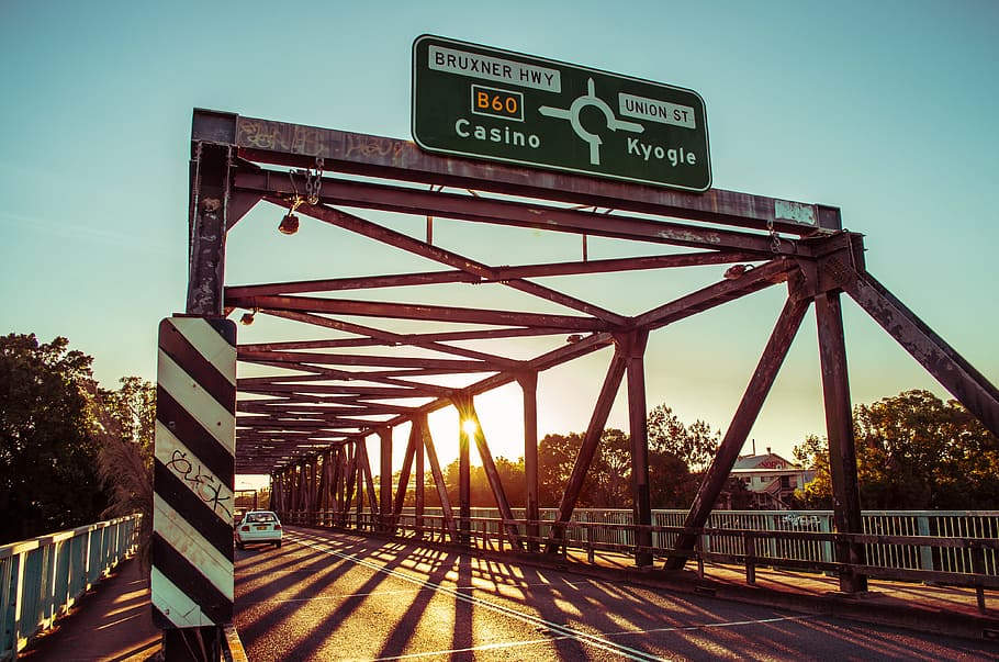 ponte, rustico, strada, traffico, cartello, testo, cielo, sceneggiatura occidentale, architettura, comunicazione, natura, mezzi di trasporto, struttura costruita, luce del sole, direzione, guida, nessuno, informazione, simbolo, ringhiera, ponte - struttura fatta dall'uomo, connessione, all'aperto, 4K