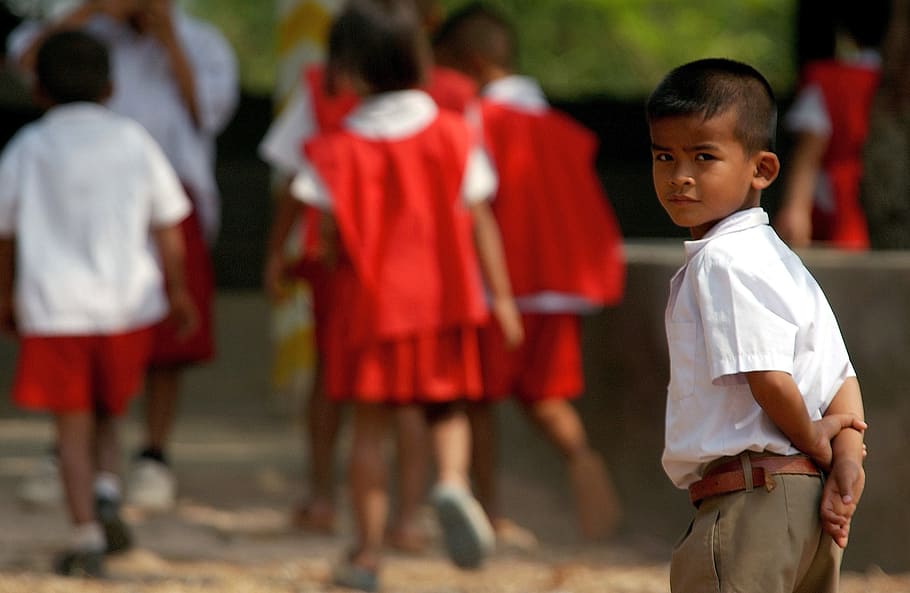 noi, portar, blanc, collar, samarreta, marró, vestit de fons, estudiants, jove, mirant, nen, nens, femelles, caminar, escola, joventut, Tailàndia, grup, nois, gent, infància, homes, mascles, grup de persones, centrar-se en primer pla, educació, persones incidentals, descendència, estudiant, uniforme escolar, persones reals, noies, dia, vermell, de peu, uniforme, innocència, escolars, escola primària, contemplació, 1080P