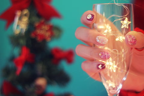 donna, detenzione, bicchiere di vino, luce della stringa, stringa, luce, Natale, celebrazione, vacanza, decorazione, decorazione natalizia, rosso, ornamento di Natale, bicchiere, Champagne, alcool, Vigilia di Capodanno, albero di Natale, inverno, festa - evento sociale, vetro - materiale, stagione, avvicinamento, nessuno, in casa, defocused, giorno, illuminato, mano umana, una persona, mano, parte del corpo umano, concentrarsi sulle conoscenze acquisite, movimento, parte del corpo, raggiante, messa a fuoco selettiva, movimento sfocato, dito umano, chiodo, composito digitale, 1080P, CC0, dominio pubblico, privo di copyright