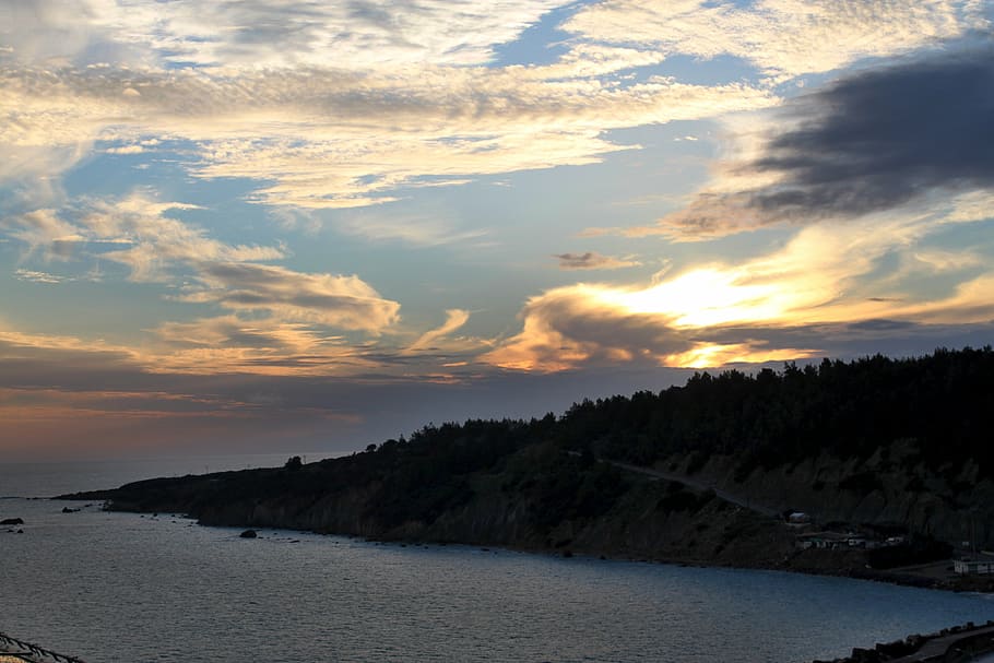 posta de sol, mar, núvols, cel de la nit, platja del mar, horitzó, cel, paisatge, aigua, illa, illa grega, katákolon, Grècia, Costa, bosc, reservat, port, estiu, naturalesa, arbres, mediterrani, núvol - cel, bellesa a la natura, escenics - natura, escena tranquil·la, tranquil·litat, cap gent, terra, platja, idíl·lic, escena no urbana, arbre, planta, a l'aire lliure, davant del mar, 4K
