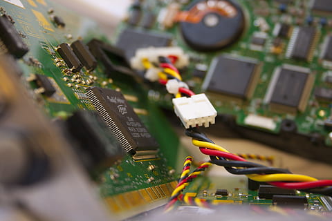close-up fotografie, printplaten, computer, kaart, netwerk kaart, netwerk, printplaat, computerchip, elektronische industrie, technologie, moederbord, computerapparatuur, computer deel, industrie, verbinding, uitrusting, detailopname, communicatie, selectieve aandacht, geen mensen, binnenshuis, ingewikkeldheid, processor, kabel, elektrische apparatuur, wereldwijde communicatie, elektronicawinkel, elektrische component, netwerken, 1080P, CC0, publiek domein, royaltyvrij