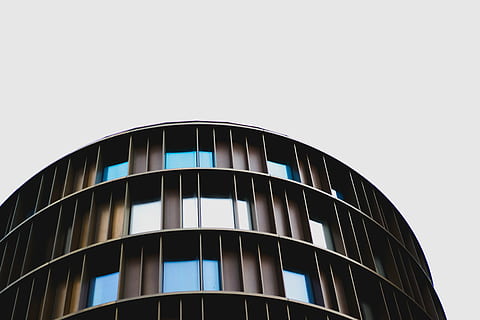 baix, foto d'angle, marró, edifici, arquitectura, infraestructura, estructura, establiment, apartament, finestres, condomini, hotel, exterior de l'edifici, finestra, estructura construïda, modern, cel clar, vista d’angle baix, cap gent, dia, a l'aire lliure, cel, còpia espai, vidre - material, naturalesa, ciutat, exterior d’edifici d’oficines, oficina, patró, forma geomètrica, 5K, CC0, domini públic, lliure de regalies