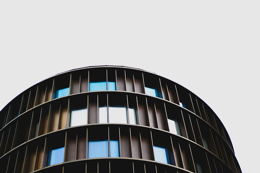 baix, foto d'angle, marró, edifici, arquitectura, infraestructura, estructura, establiment, apartament, finestres, condomini, hotel, exterior de l'edifici, finestra, estructura construïda, modern, cel clar, vista d’angle baix, cap gent, dia, a l'aire lliure, cel, còpia espai, vidre - material, naturalesa, ciutat, exterior d’edifici d’oficines, oficina, patró, forma geomètrica, 5K