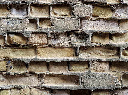 maó, erosió, maons, erosionat, resistent, paret, morter, sorra, gres, vent, decaïment, envelliment, edifici, material, paret de maó, maçoneria, aspre, vell, trencat, feble, debilitat, deficiència, debilitar-se, espatllat, negligència, descuidat, fragilitat, fons, marc complet, patró, material de pedra, textura, estructura construïda, arquitectura, funció de construcció de parets, cap gent, dia, exterior de l'edifici, a l'aire lliure, primer pla, sòlid, repetició, paret de pedra, 4K, CC0, domini públic, lliure de regalies