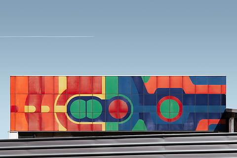 pintura abstracta, vermell, blau, edifici, paret, art, forma, arquitectura, taronja, verd, línia, seixanta, colorit, color, funky, fons de pantalla hd, fons, llum solar, ombra, llum, minimalisme, mínim, resum, cap gent, multicolor, còpia espai, cel, ratlles, a l'aire lliure, exterior de l'edifici, signe, patró, funció de construcció de parets, estructura construïda, transport, ciutat, dia, naturalesa, negocis, cel clar, consumisme, 5K, CC0, domini públic, lliure de regalies