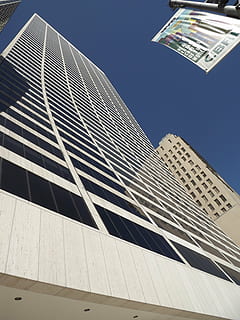 rascacielos, edificio, ciudad, arquitectura, altura, edificios, Nueva York, estructura construida, exterior del edificio, cielo, vista de ángulo bajo, cielo limpio, edificio de oficinas exterior, nadie, día, naturaleza, financiar, luz del sol, oficina, altura maxima, al aire libre, torre, azul, moderno, directamente debajo, 4K, CC0, dominio público, libre de derechos