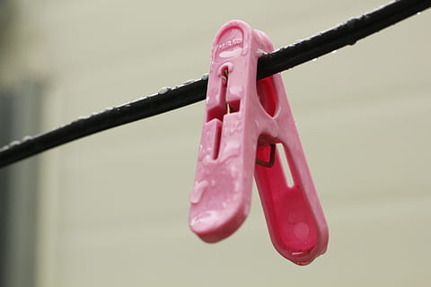 pinça de roba, bugaderia, gotes de pluja, cable, cap gent, color rosa, penjant, primer pla, dia, estenedor, plàstic, centrar-se en primer pla, seguretat, protecció, emoció positiva, a l'aire lliure, dos objectes, amor, enfocament selectiu, assecat, vermell, 5K, CC0, domini públic, lliure de regalies