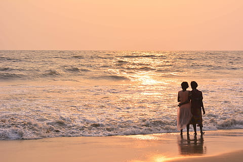les germanes estimen, dos, persones, mirant, cos, aigua, posta de sol, reflexió, tarda, humor, la vida, mar, dues persones, amor, unió, emoció positiva, platja, terra, homes, cel, emoció, longitud completa, dones, adult, bellesa a la natura, vista del darrere, horitzó sobre l’aigua, horitzó, parella - relació, a l'aire lliure, 5K, CC0, domini públic, lliure de regalies