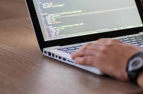 persona, saimniecība, klēpjdatoru, dators, piezīmjdators, birojs, kodu, programmēšana, programma, programmētājs, tehnoloģijas, bezvadu tehnoloģija, cilvēka roku, roka, cilvēka ķermeņa daļa, savienojumu, viens cilvēks, komunikāciju, Bizness, tabula, tuvplāns, pieaugušais, selektīvu fokusu, izmantojot datoru, datortehnika, klēpjdators, rakstāmgalds, internetā, telpās, izmantojot klēpjdatoru, šķidro kristālu displejs, tastatūra, 5K, CC0, publiskais domēns, bez atlīdzības