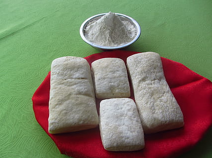 brød, vand brød, integreret brød, mad, mel, bagværk, hjemmelavet, cookie, mad og drikke, ingen mennesker, indendørs, friskhed, rød, stilleben, grøn farve, velvære, bord, grøn baggrund, tæt på, farvet baggrund, klar til at spise, høj vinkel visning, sund kost, gruppe af objekter, grøntsag, snack, asiatisk mad, slankekure, 4K, CC0, offentligt domæne, royaltyfrie