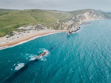 birds-eye-view, blu, corpo, acqua, accanto, verde, campo d'erba, corpo d'acqua, erba verde, mare, natura, estate, Paesaggi, paesaggio, costa, vacanze, isola, spiaggia, vista aerea, posizioni di viaggio, destinazioni di viaggio, mar Mediterraneo, all'aperto, scenics - natura, terra, bellezza nella natura, scena tranquilla, giorno, vista dall'alto, ambiente, la tranquillità, scena non urbana, montagna, color turchese, nave nautica, cratere vulcanico, 2K, CC0, dominio pubblico, privo di copyright