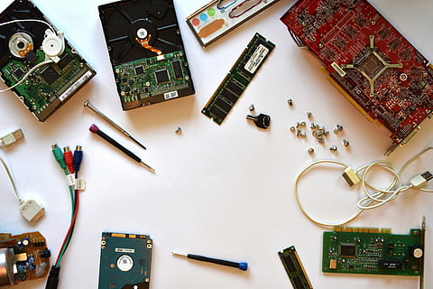 beberapa, hdd, grafis, kartu-kartu, perangkat keras, komputer, layanan komputer, teknologi, elektronik, pc, berbaring datar, flatlay, perbaikan, Desain, tepat di atas, sekelompok besar objek, meja, dalam ruangan, tampilan sudut tinggi, tidak ada orang, kreativitas, masih hidup, alat kerja, bergaya retro, publikasi, peralatan, Book, pena, seni dan kerajinan, pengaturan, bahan kayu, gunting, 4K, CC0, domain publik, bebas royalti