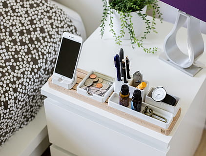 Silber Iphone 6, Organisationsständer, neben, Münzen, Drehfeder, oben, Beistelltisch, minimal, modular, Veranstalter, Innere, iphone, Nachttisch, Dekor, versammeln, drinnen, keine Leute, Wohnraum, große gruppe von gegenständen, Wohngebäude, Technologie, kabellose Technologie, Kommunikation, Telefon, Tabelle, Verbindung, High Angle View, Retro-Stil, Stillleben, Mobiltelefon, weiße Farbe, Möbel, Festnetztelefon, tragbares Informationsgerät, 4K, CC0, gemeinfrei, lizenzfrei