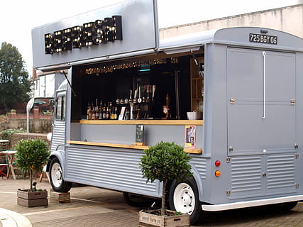 bar, van, café, la communication, véhicule terrestre, texte, mode de transport, transport, architecture, écriture occidentale, la fenêtre, plante, arbre, transport public, véhicule terrestre commercial, structure construite, personne, extérieur du bâtiment, signe, ville, journée, en plein air, 2K, CC0, domaine public, libre de droits