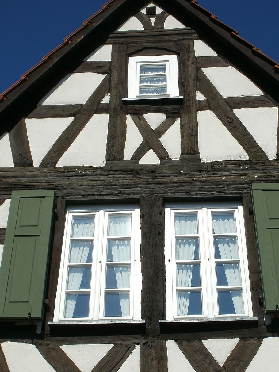 finestra, persianes, fusta, emmarcat, finestra, persianes, fusta, marcs, schwetzingen, casa, arquitectura, paret, edifici, vell, façana, exterior, residencial, frontal, Gable, frontó, sostre, construcció, estructura construïda, forma de triangle, exterior de l'edifici, dia, vista d’angle baix, cel, cap gent, vidre - material, naturalesa, llum solar, a l'aire lliure, material de fusta, reflexió, patró, blau, transparent, forma geomètrica, marc de finestra, 2K