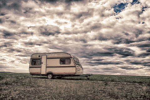 campingvogn, dramatisk, mørk, eng, mobil, hus, himmel, udendørs, Mark, Sky, naturskøn, landskabet, scene, uhyggelig, dyster, årgang, græs, rædsel, kedelig, skummel, Brun, trist, transportmidler, transportform, rejse, ingen mennesker, land køretøj, sky - himmel, natur, jord, dag, overskyet, plante, forladt, tog, landskab, jernbanetransport, miljø, 1080P, CC0, offentligt domæne, royaltyfrie