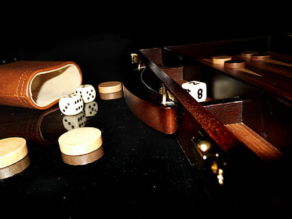 backgammon, Spille, træ, terning, ingen mennesker, musik, tæt på, indendørs, sort baggrund, belyst, træ - materiale, kunstkultur og underholdning, stilleben, bord, valg, fritidsspil, høj vinkel visning, lempelse, streng instrument, variation, musikinstrument, fokus på forgrunden, musikalsk udstyr, arrangement, held, gammel, 1080P, CC0, offentligt domæne, royaltyfrie