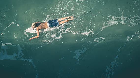 uomo, blu, bianca, pantaloncini da surf, uomo in blu, pantaloncini, sport, sport acquatico, mare, acqua, una persona, fare surf, persone, all'aperto, vacanze, onda, copia spazio, immagine a colori, estate, ricerca ricreativa, tavola da surf, piscina, nuoto, lunghezza intera, movimento, natura, giorno, capi di abbigliamento, persone reali, attività di svago, braccio umano, stili di vita, arto, salto, a piedi nudi, galleggia sull'acqua, arto umano, braccia alzate, 5K, CC0, dominio pubblico, privo di copyright