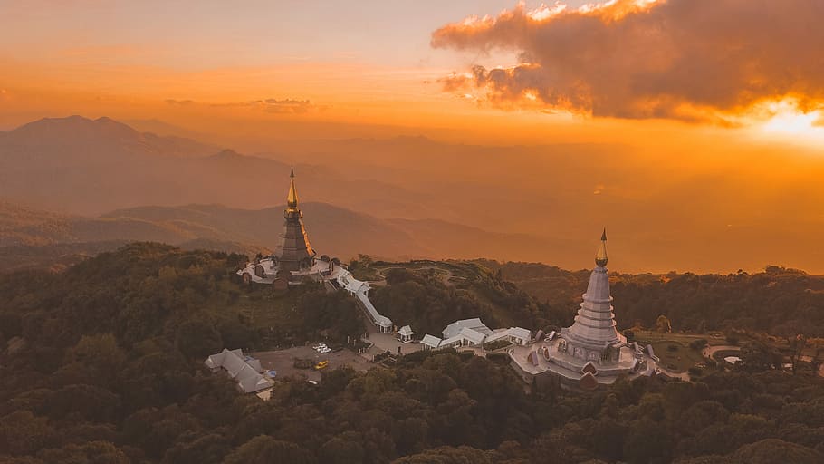 doi inthanon, blanc, gris, edificis, al costat, verd, fulles, arbres, edifici, arquitectura, torre, arbre, bosc, creença, posta de sol, religió, espiritualitat, cel, estructura construïda, muntanya, lloc de culte, destinacions de viatge, naturalesa, cap gent, viatjar, exterior de l'edifici, escultura, estàtua, escenics - natura, a l'aire lliure, 4K