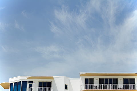 arquitectónico, fotografía, blanco, pintado, casa, edificio, nublado, cielo, nube, paisaje de nubes, edificio complejo, villa, mínimo, minimalismo, junto a la playa, condominio de playa, condominio, arquitectura, estructura construida, exterior del edificio, vista de ángulo bajo, nube - cielo, nadie, naturaleza, día, ventana, al aire libre, sección alta, azul, el color blanco, ciudad, luz del sol, moderno, oficina, 5K, CC0, dominio público, libre de derechos