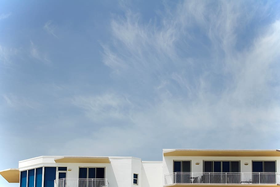 arkitektoniske, fotografering, hvid, malet, hus, bygning, overskyet, himmel, Sky, cloudscape, bygningskompleks, villa, minimal, minimalisme, beachside, strandlejlighed, condo, arkitektur, bygget struktur, bygning udvendig, lav vinkel visning, sky - himmel, ingen mennesker, natur, dag, vindue, udendørs, høj sektion, blå, hvid farve, by, sollys, moderne, kontor, 5K